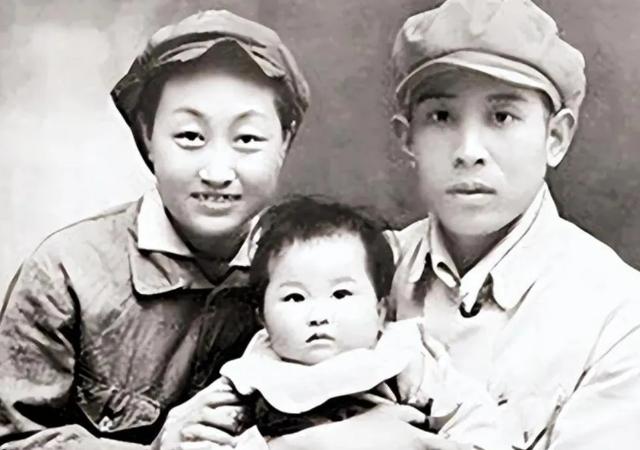 1938年，两名卧底夫妻假戏真做结为真夫妻，妻子牺牲后丈夫一生未娶，7年后原本牺