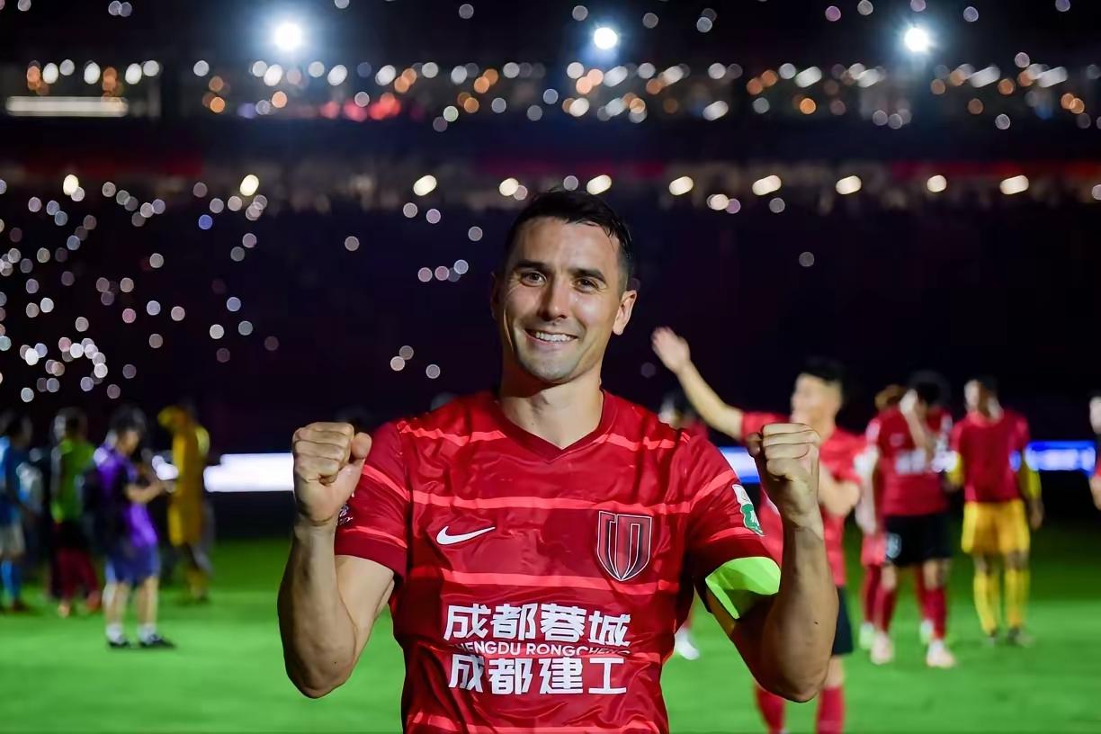 成都蓉城争冠的话需要的因素太多，打到现在已经很不容易，全靠同行衬托，主力球员都带