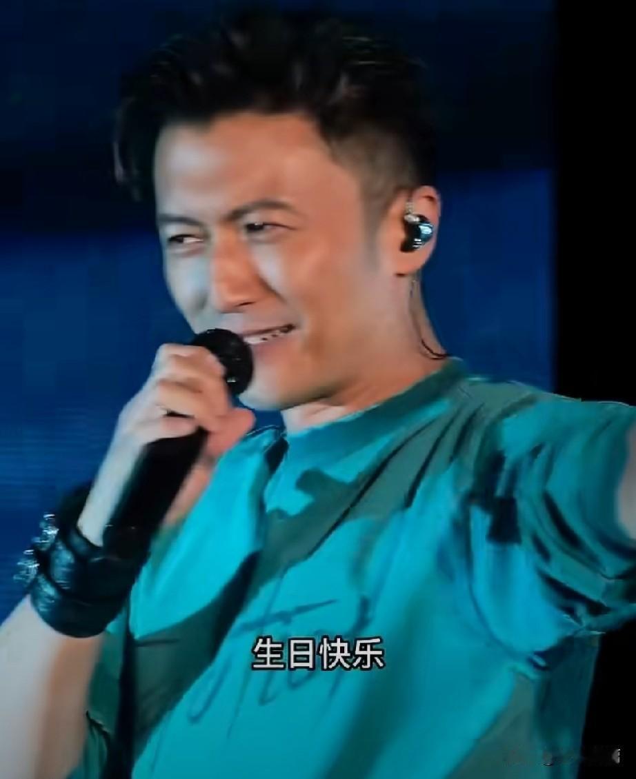 又被谢霆锋撒狗粮给暴击了[捂脸][捂脸]

2026年8月8日，谢霆锋「进化」巡