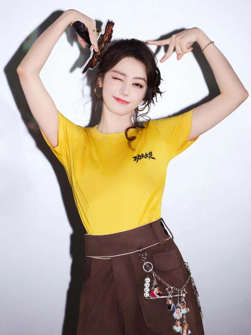 迪丽热巴暑期档五连爆迪丽热巴暑期档实现五连爆 演员第四位VOGUE双封，七位过2