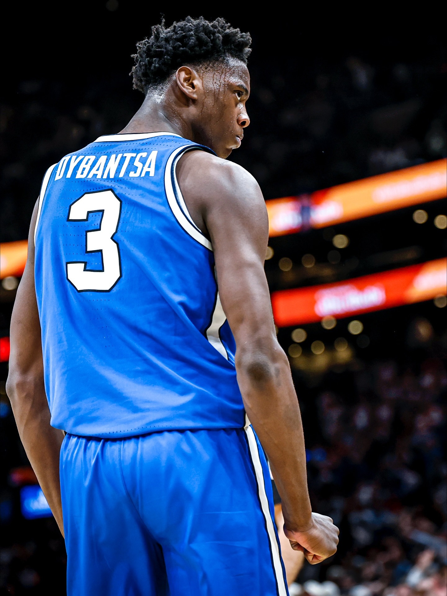 杰伦：“AJ-迪班察是个很棒的孩子，他有很棒的家庭，他在杨百翰大学打得很好。迪班