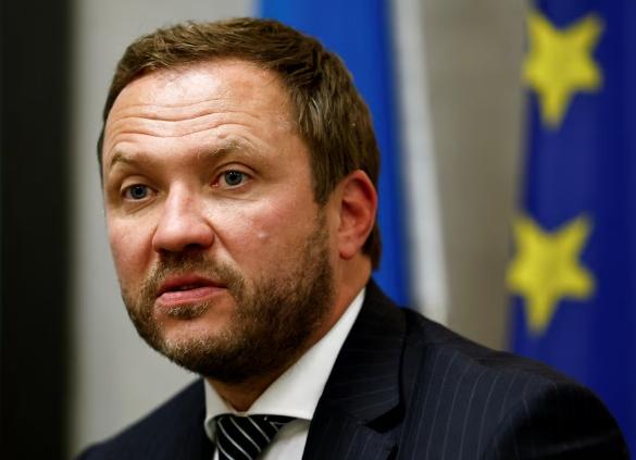 把特朗普的话当“圣旨”，爱沙尼亚外长究竟在哪个国家当外交部长？
 
爱沙尼亚外长