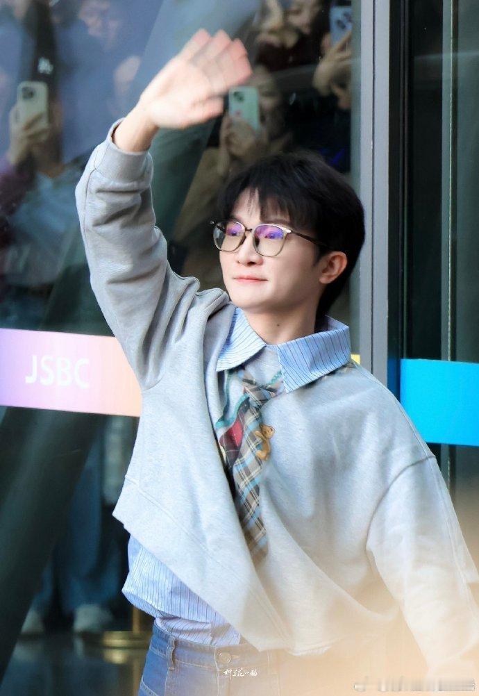 里周深玩游戏太有看头啦！为了赢得比赛，信口拈来“我平时也用鸡毛练气息”，这突如其