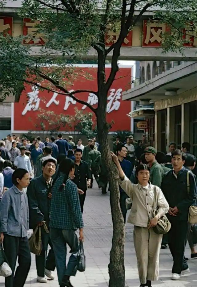 为什么老一辈再苦再难都能咬牙挺住，如今年轻人不愁吃喝、生活富足，却常常陷失眠焦虑