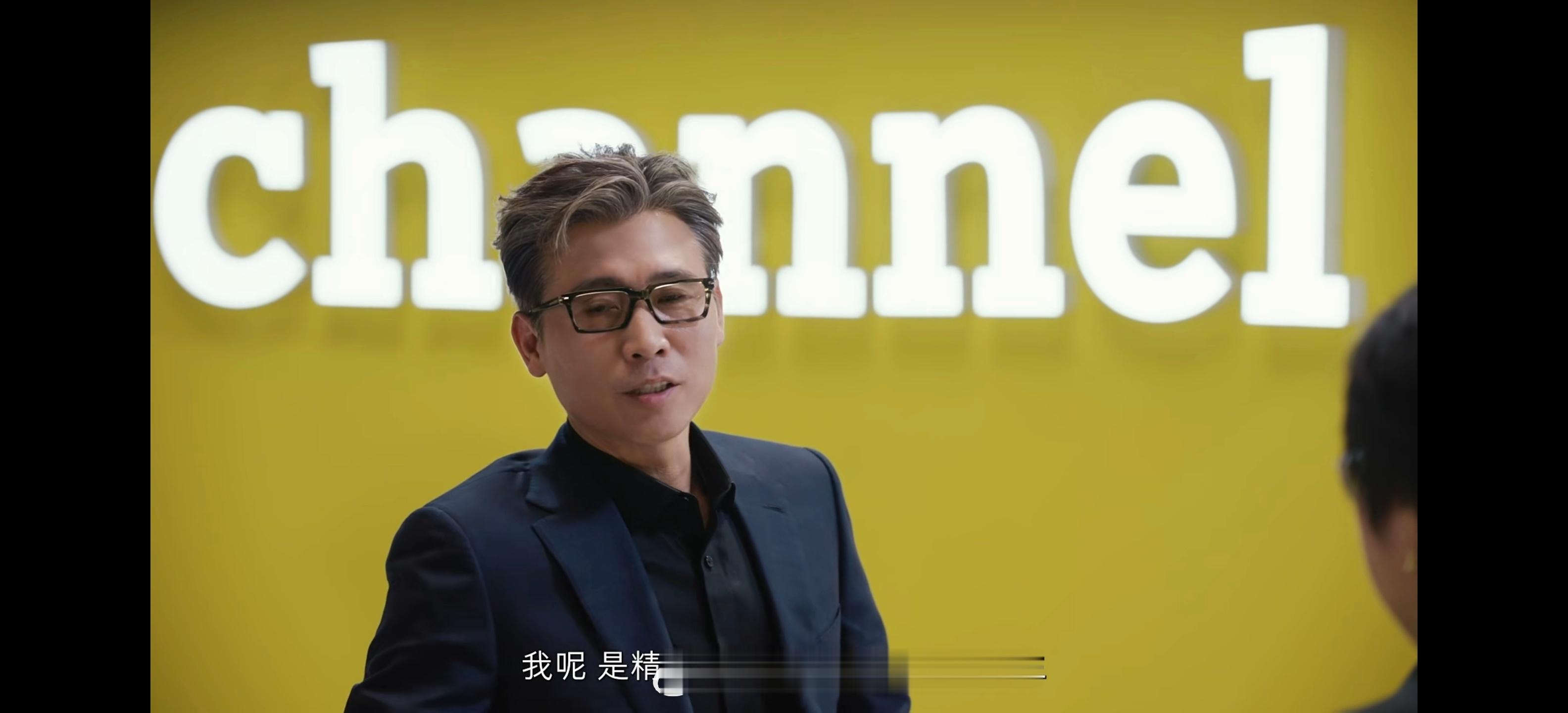 刚看完 Smart 精灵五号上市发布会，精灵五号迎来了自己的首位车主李乃文，他从