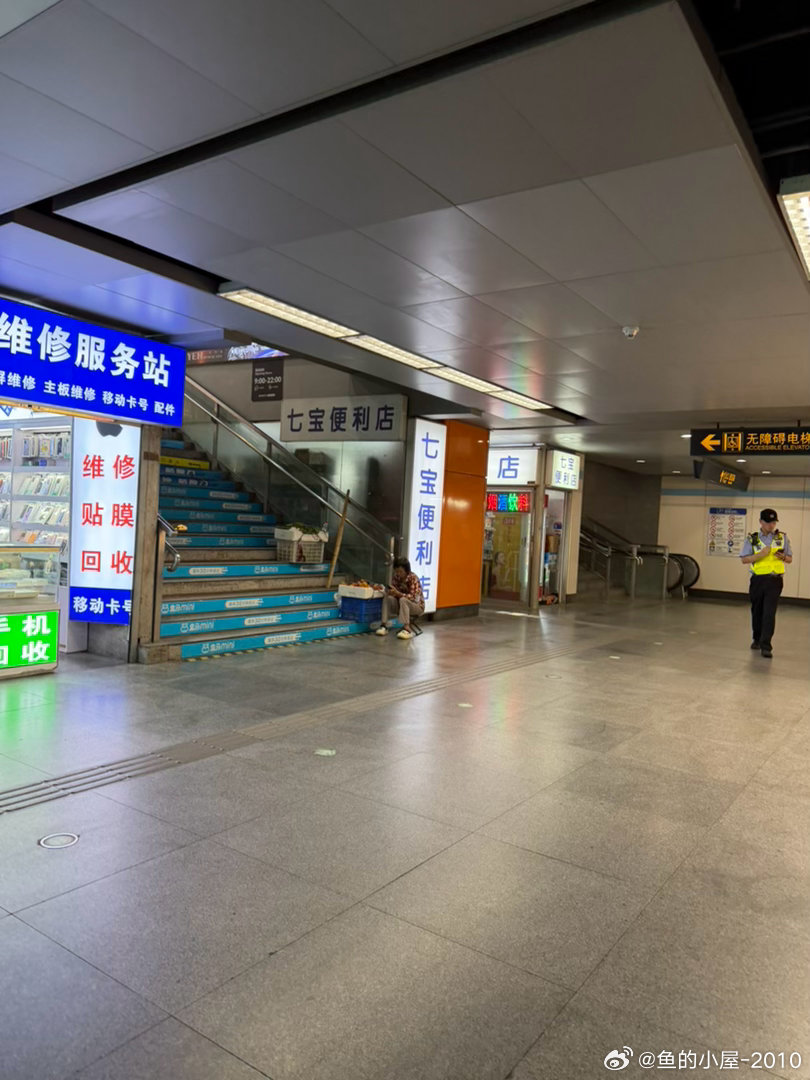 下班上地铁的时候又看到了那个买莲蓬的老人家[允悲][允悲]不买了。 ​​​