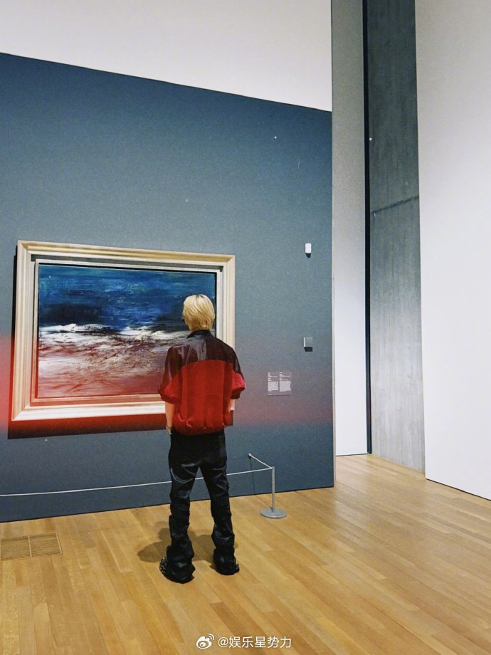 徐明浩提醒工作人员拍摄时小心 徐明浩在WART艺术晚高峰直播中细节拉满！逛展时不