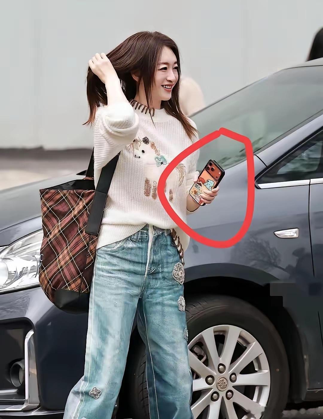 李小冉用的手机是什么牌子呀？颜色看着真好看呢。 