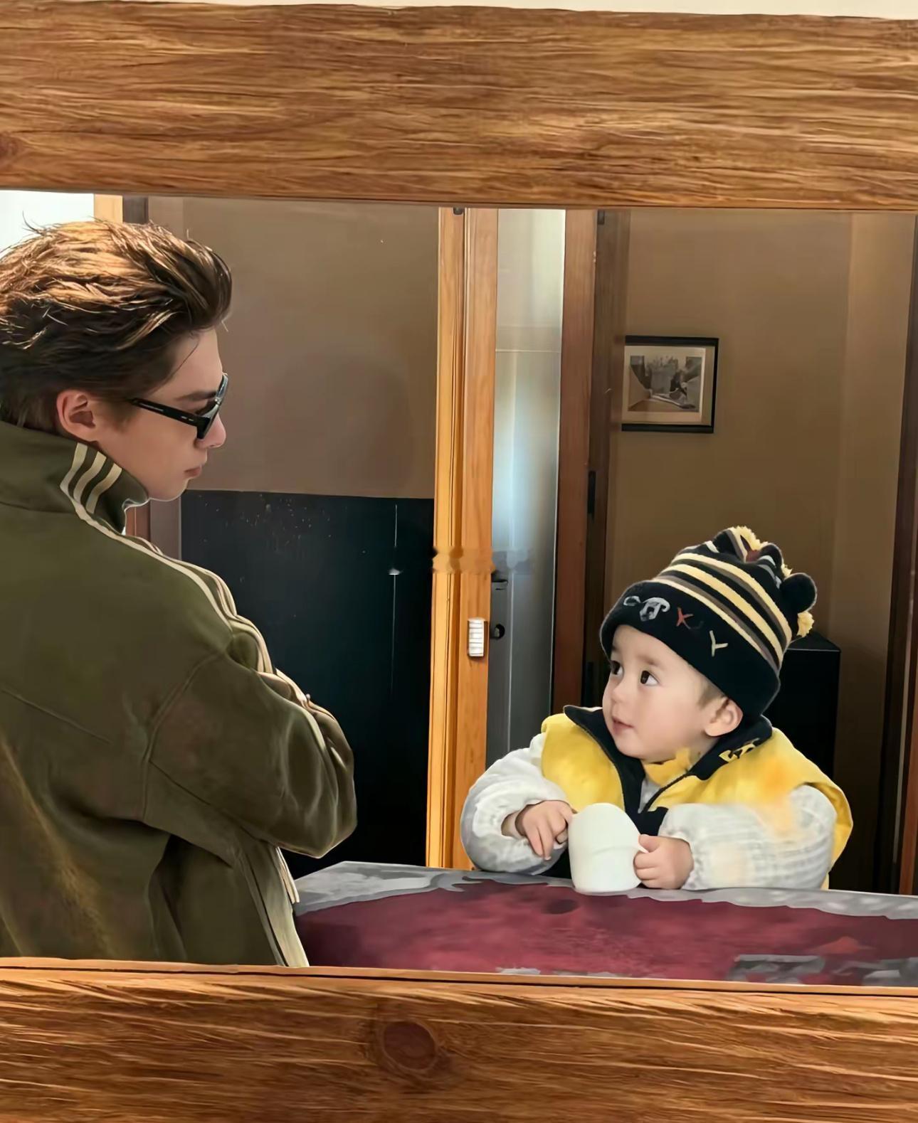 刷到🫘这位博主p的王鹤棣长大和小时候对视好有感觉很适合当朋友圈背景图 