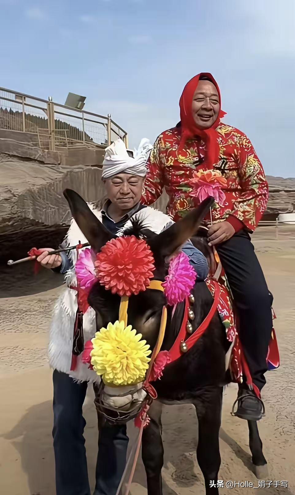 于东来延安游玩太吸睛！花棉袄红头巾骑毛驴，还为景区提了个实在建议
 
胖东来创始