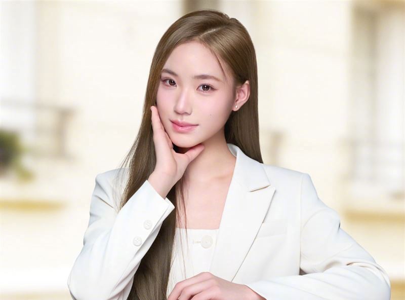 小S二女儿Lily晒新发色 小S二女儿Lily晒新发色，照片中她身穿白色西装，原
