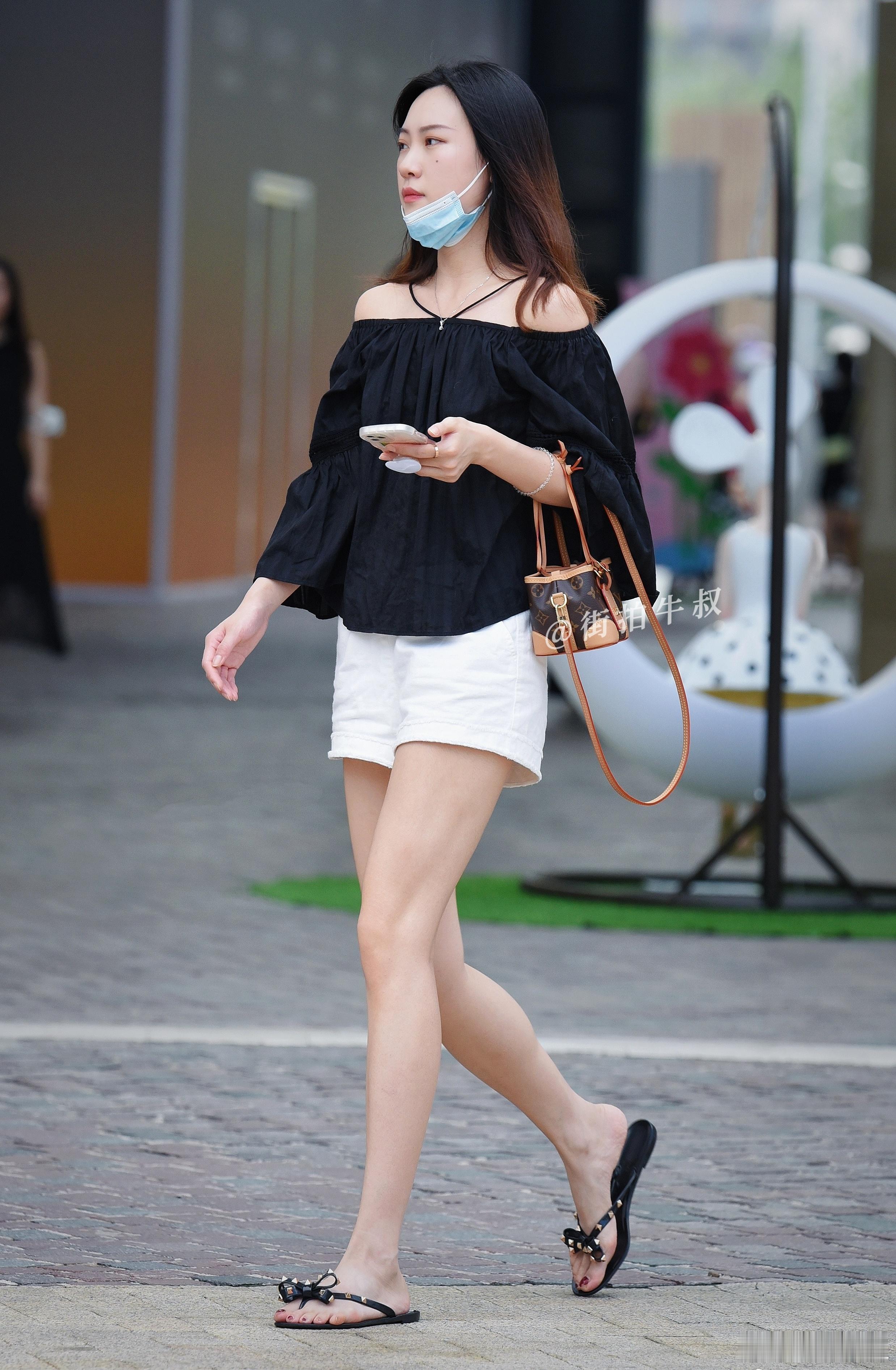 可爱时尚的金色蝴蝶结凉鞋 