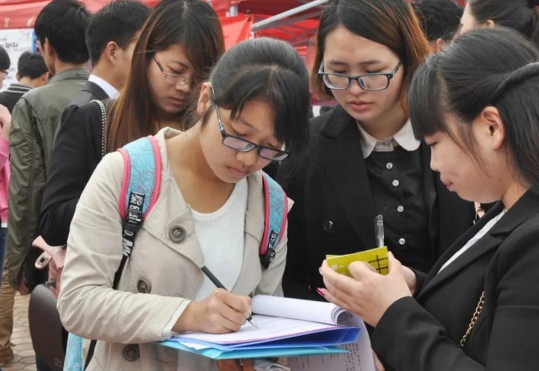 #秋日生活打卡季#根据职友集的数据统计，上海法学本科毕业生100%岗位的月薪区间