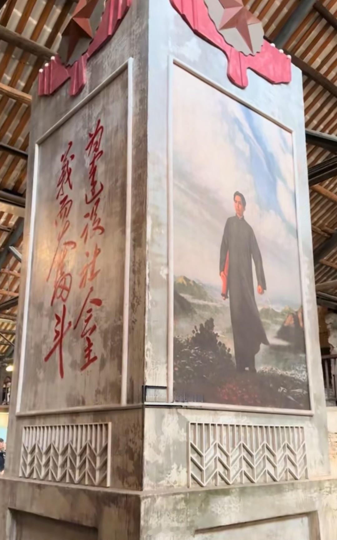 看到很多人打卡长沙东茅街茶馆，这里有很多教员的元素。四海翻腾云水怒，五洲震荡风雷