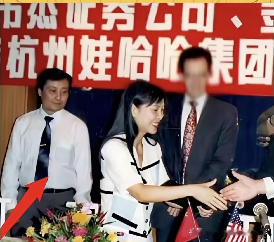 1994年香港签约旧照，年轻干练的杜建英是娃哈哈初代核心元老，早年跟着宗庆后开拓
