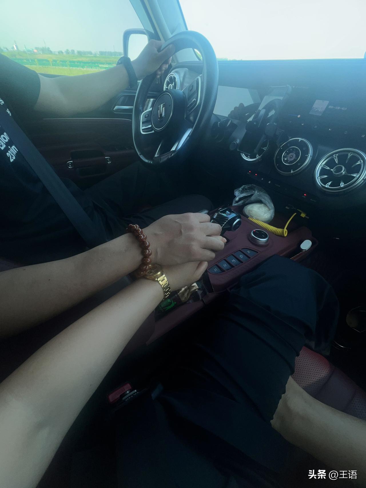 今天吵架明明是一件很小很小的事情  我一直在努力跟他沟通 

他突然说我累了 我