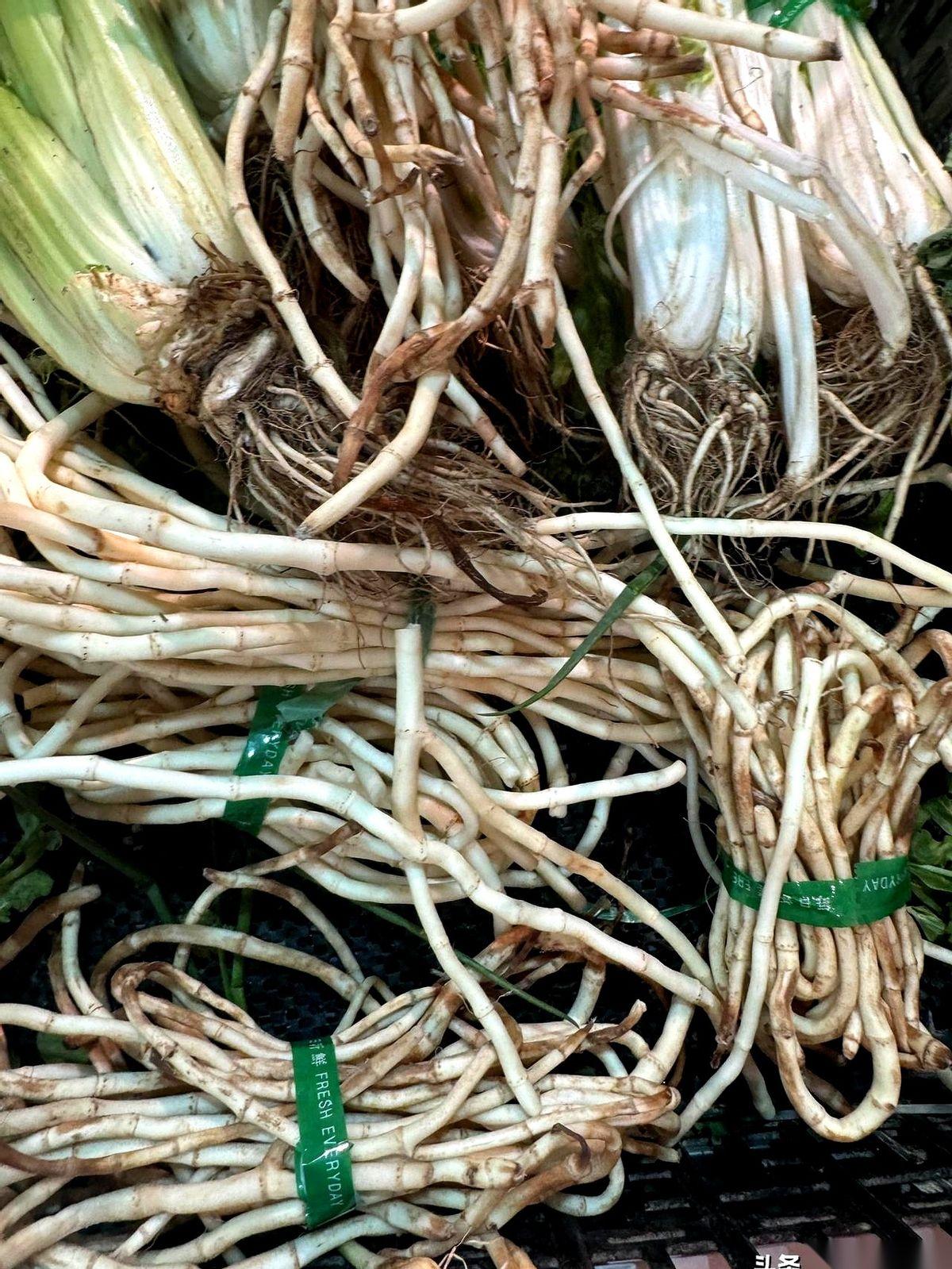 别跟我提什么风花雪月了。
在大理，真正的暴击，是所有水果两块钱一斤，还能混搭。