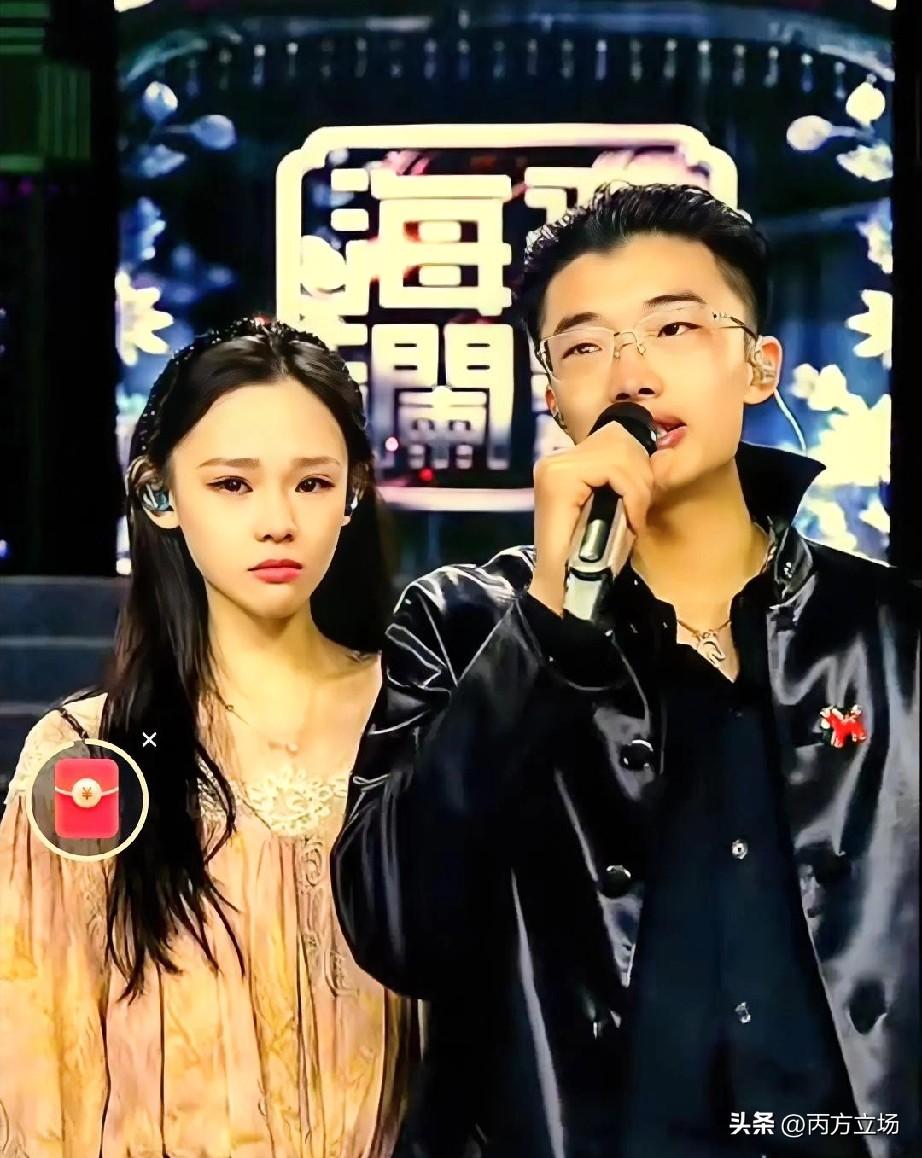 郭有才老师在舞台上哭了。今天是他生日，原本开开心心的日子，可当灯光暗下来，他聊起