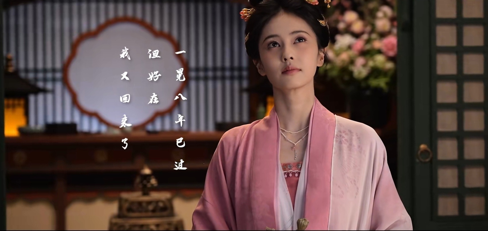 时隔八年啊！这等于白鹿只在出道的第一年在腾讯播过剧去过星光大赏，之后她一路升咖成