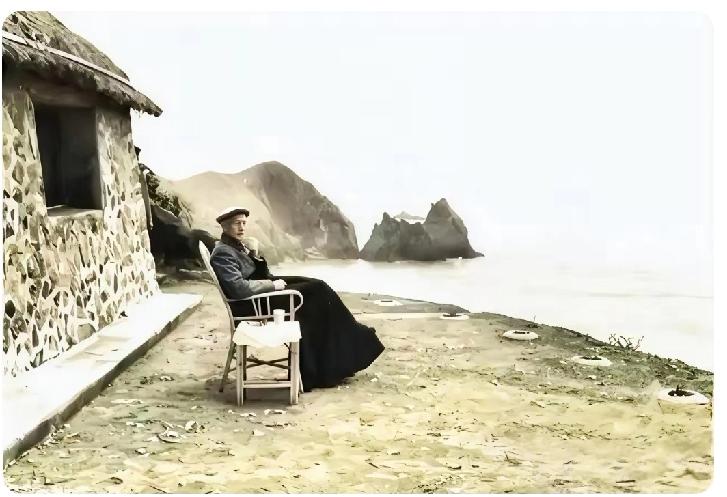 这是蒋介石在一九五四年的一天，独自来到海边留下的一张照片。
        他孤