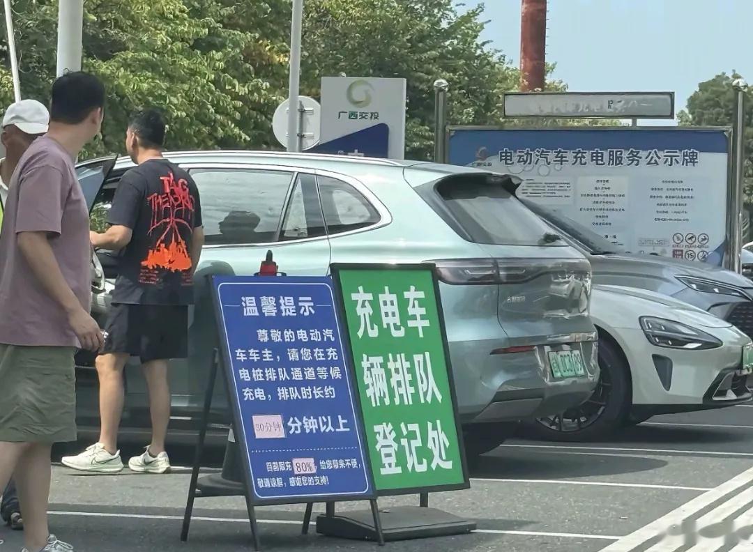 很难明白的脑回路，既然高速都是免费的了为什么就提前不下高速去找充电站呢？不是更多