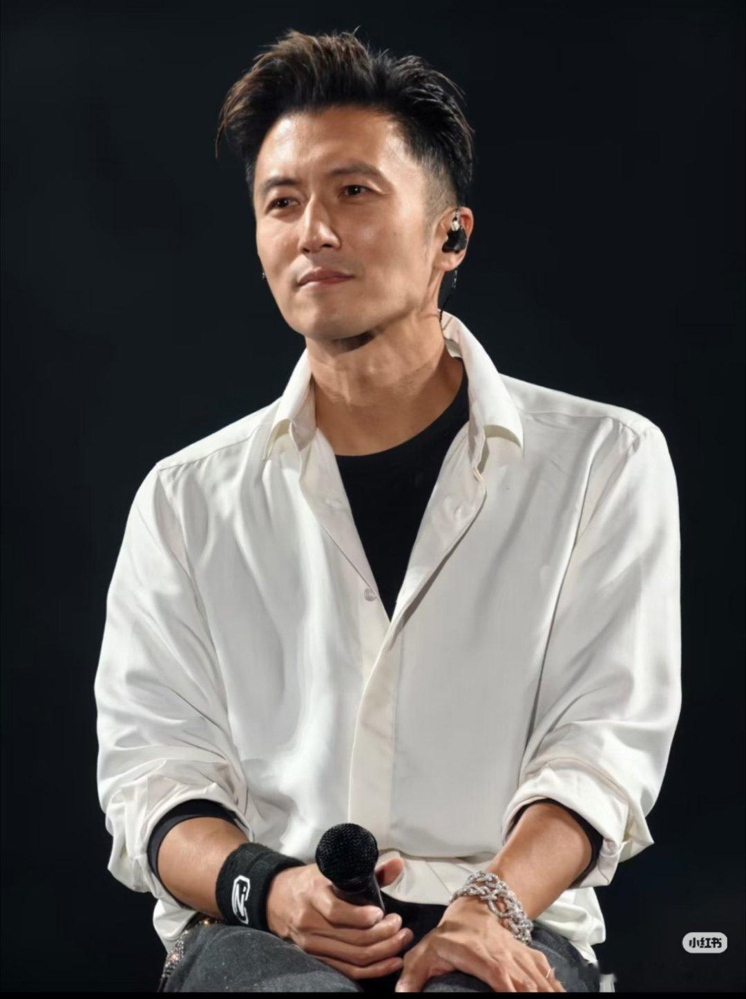 财神客栈 刚才又重温了一遍哈哈谢霆锋 真帅啊说不出来会做饭会唱歌会功夫真好80后