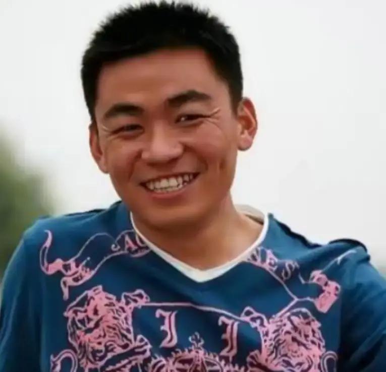 王宝强8岁那年看完露天《少林寺》，回家就收拾小包，说要去少林学真功夫。

爸妈追