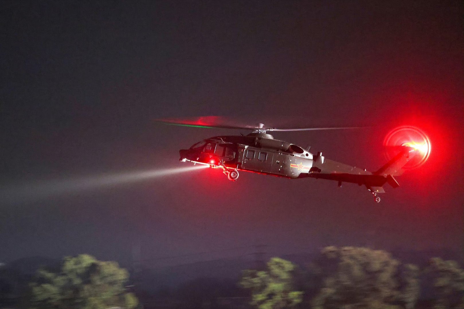 陆航雄鹰【暗夜出击｜太帅了！直-20的热血昼夜】近日，第76集团军某旅在陌生空域