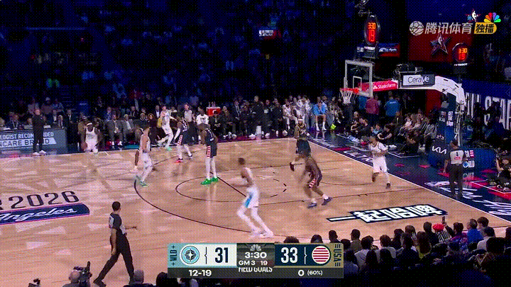 快船超级球星伦纳德真是太霸气侧漏了！在今天进行的美国条纹队和世界队的比赛中，当时