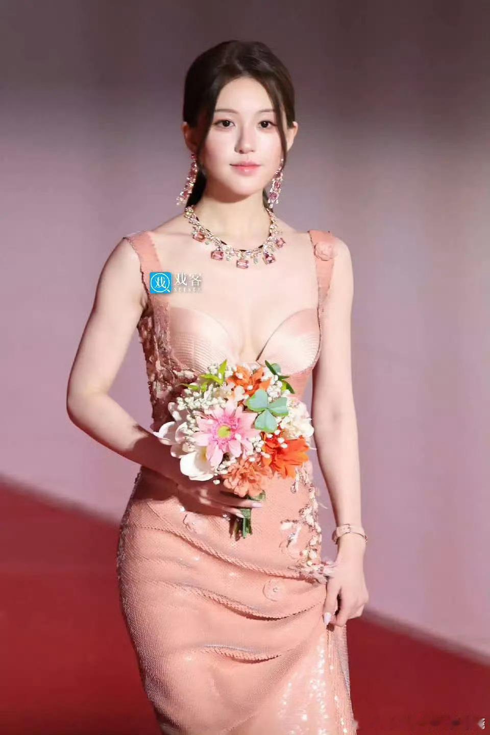 有没有感觉赵露思脸肿肿的？ 