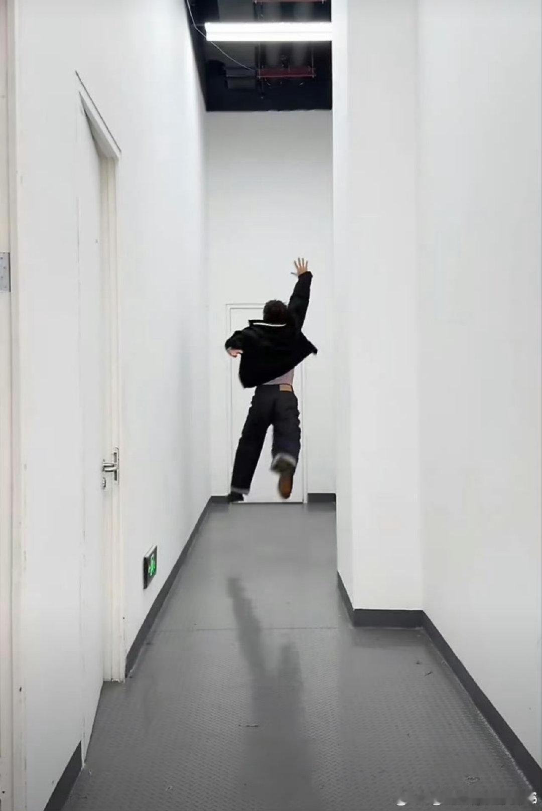 汪苏泷拍了中国人能飞万万没想到汪苏泷拍出中国人能飞这个名转场，喜剧效果直接爆棚。