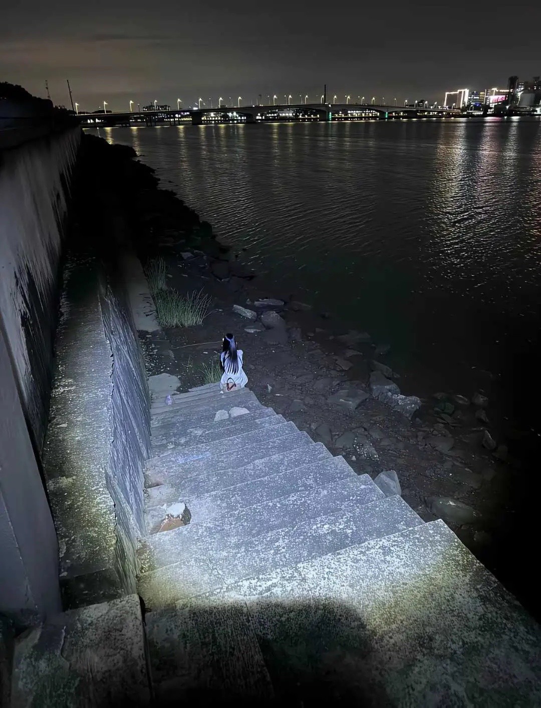 钓鱼佬半夜差点给吓死 