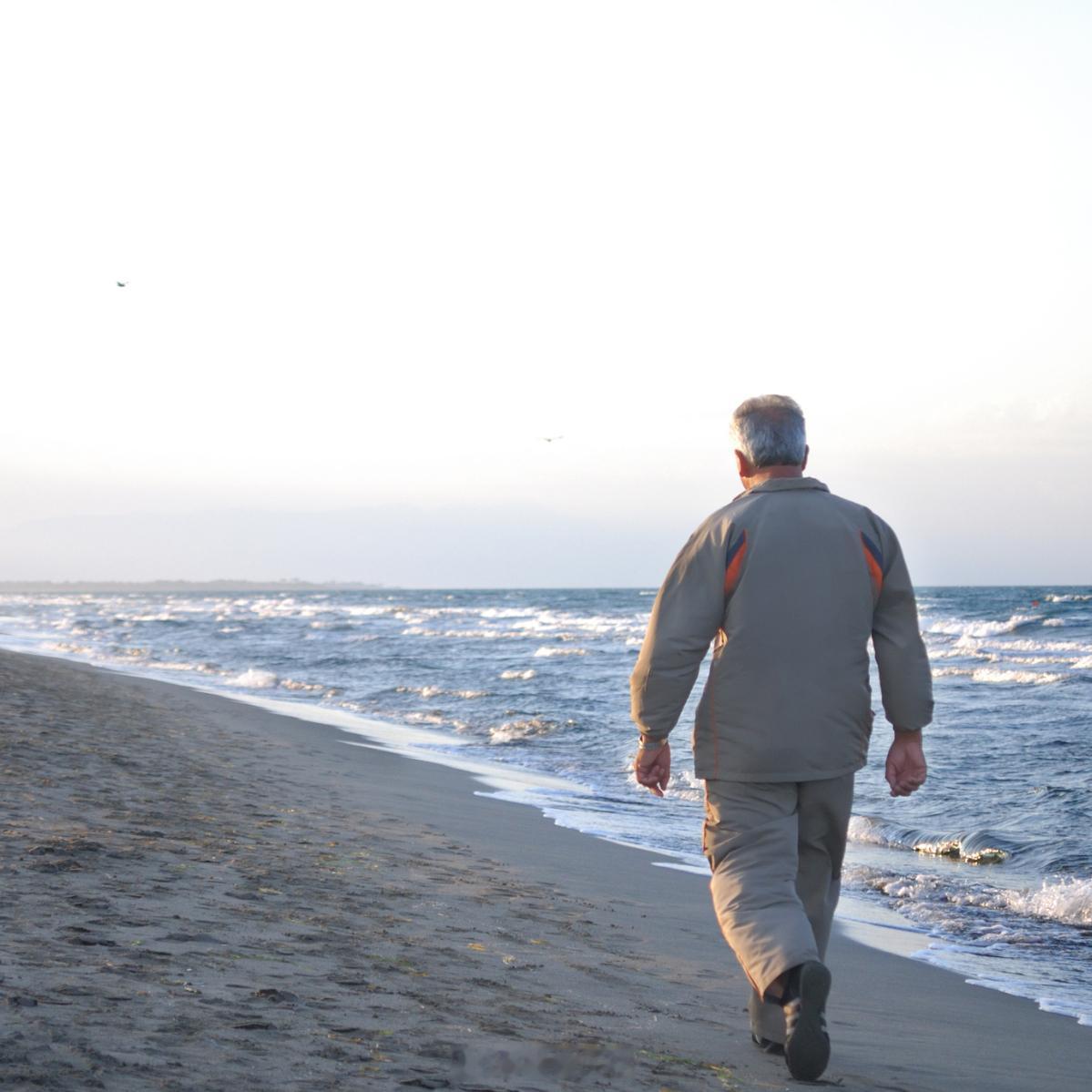 许多人一生大多是在为别人撑着，而不是为自己活着 文章讲述了一位读者分享的真实故事