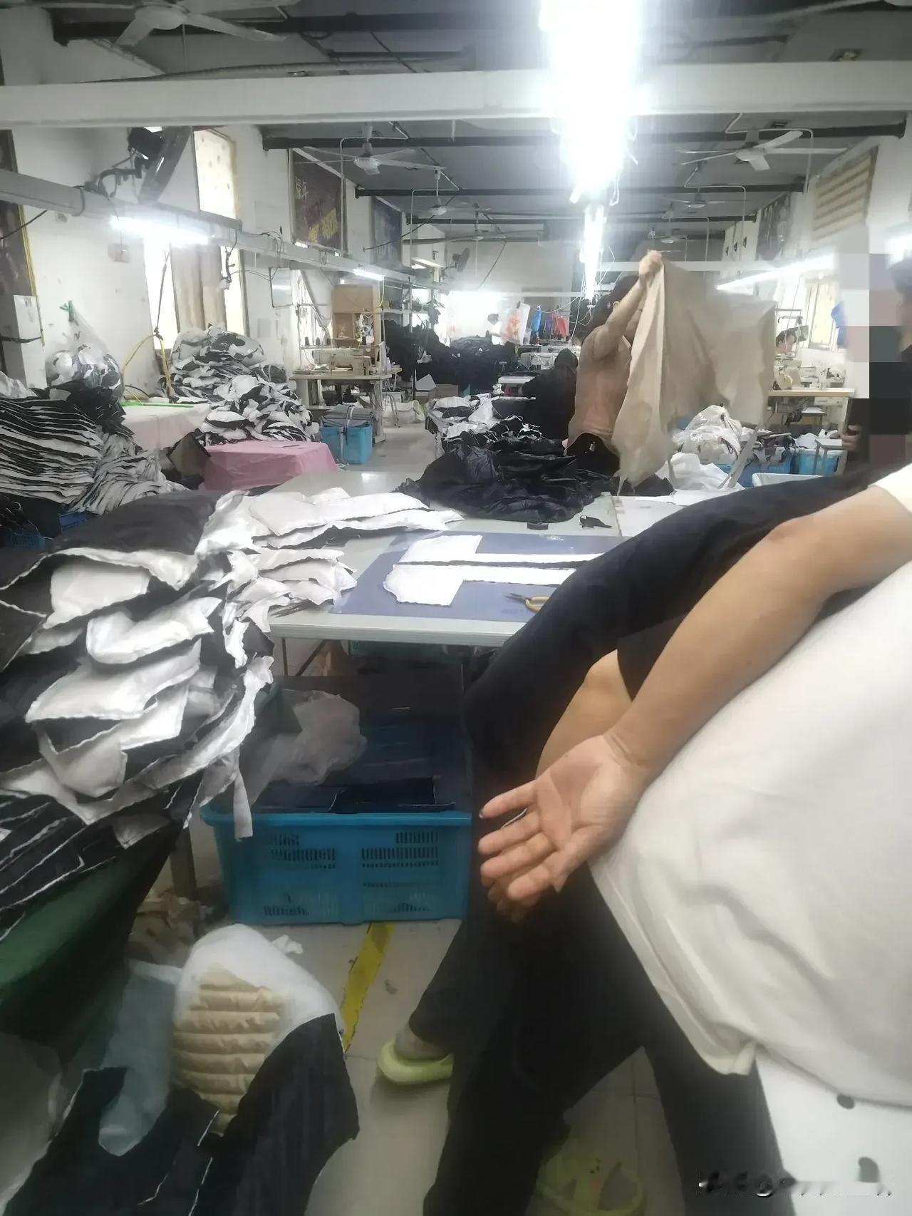 底层人的心酸！这是我家附近的一个服装厂，有个熟人在里面上班，今天去看了看。

车