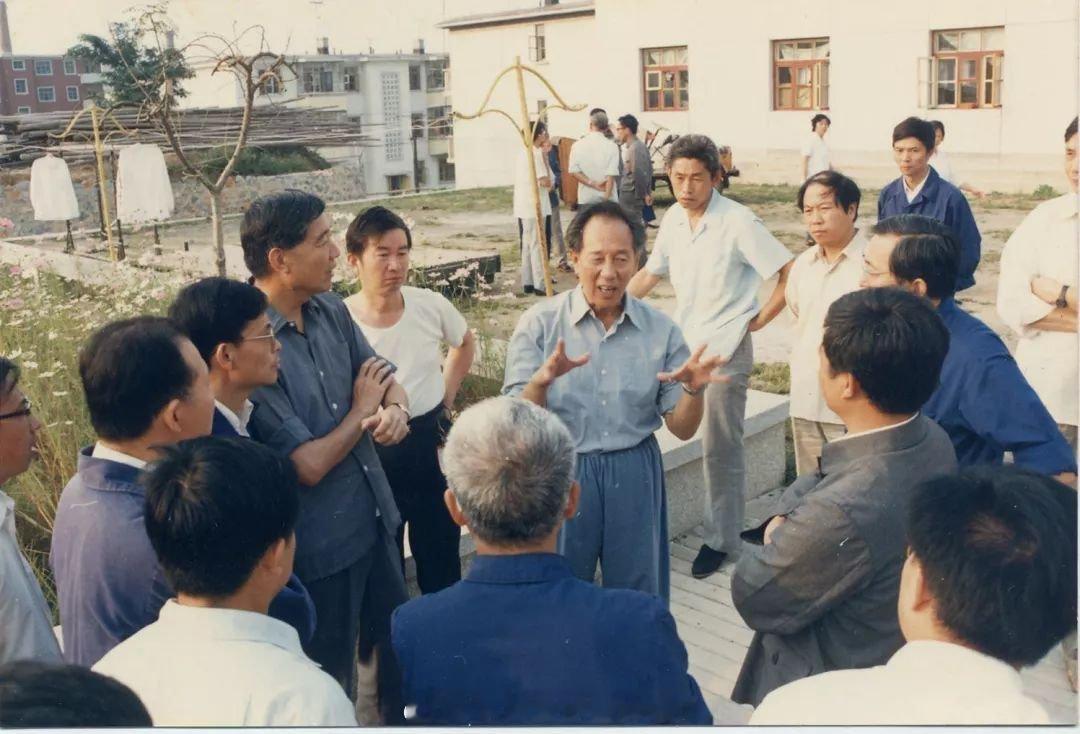 黄旭华吊唁现场有束花的落款令人泪目 今天上午，黄旭华院士遗体送别仪式将在湖北武汉