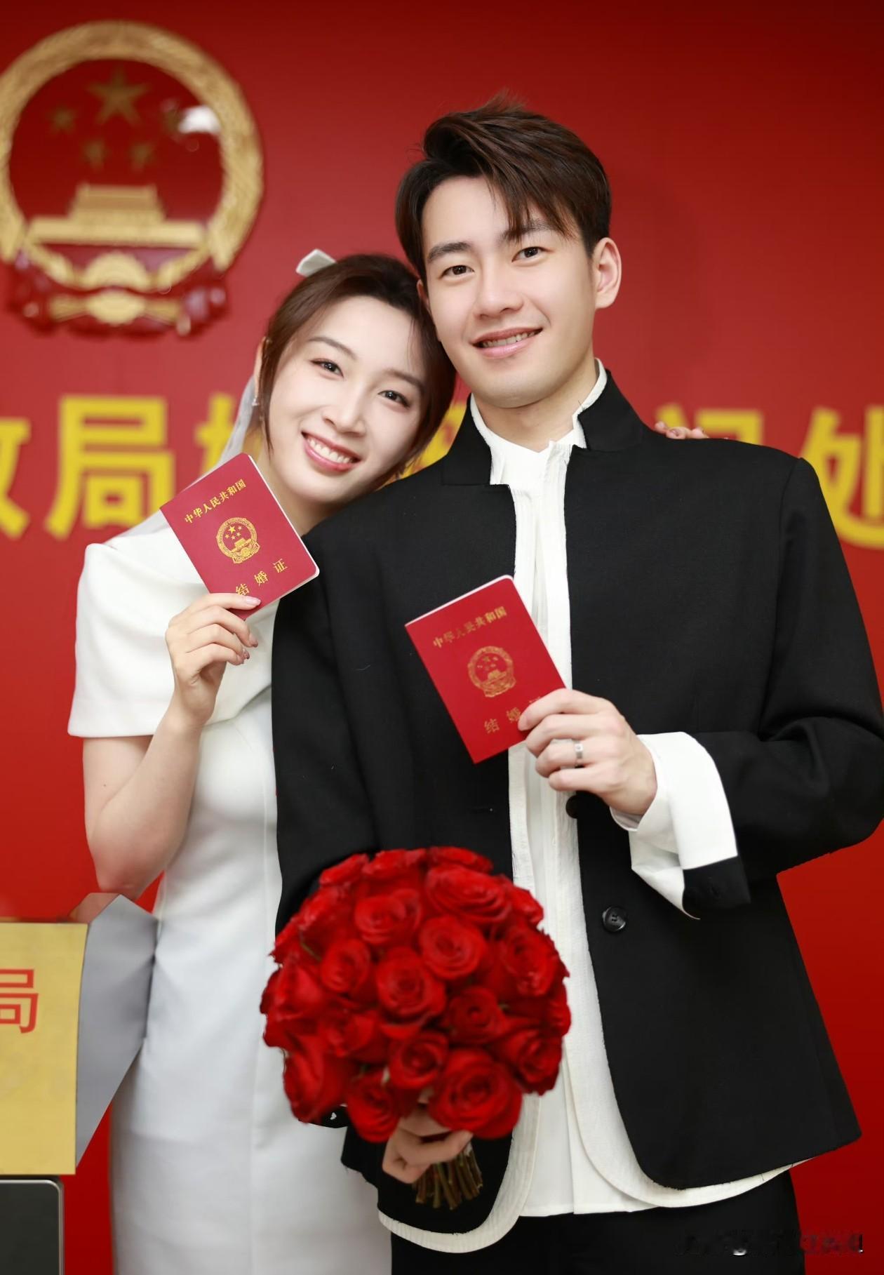 中国体坛今日迎来甜蜜的喜讯
26岁的羽毛球名将王昶与
26岁的乒乓球运动员钱天一