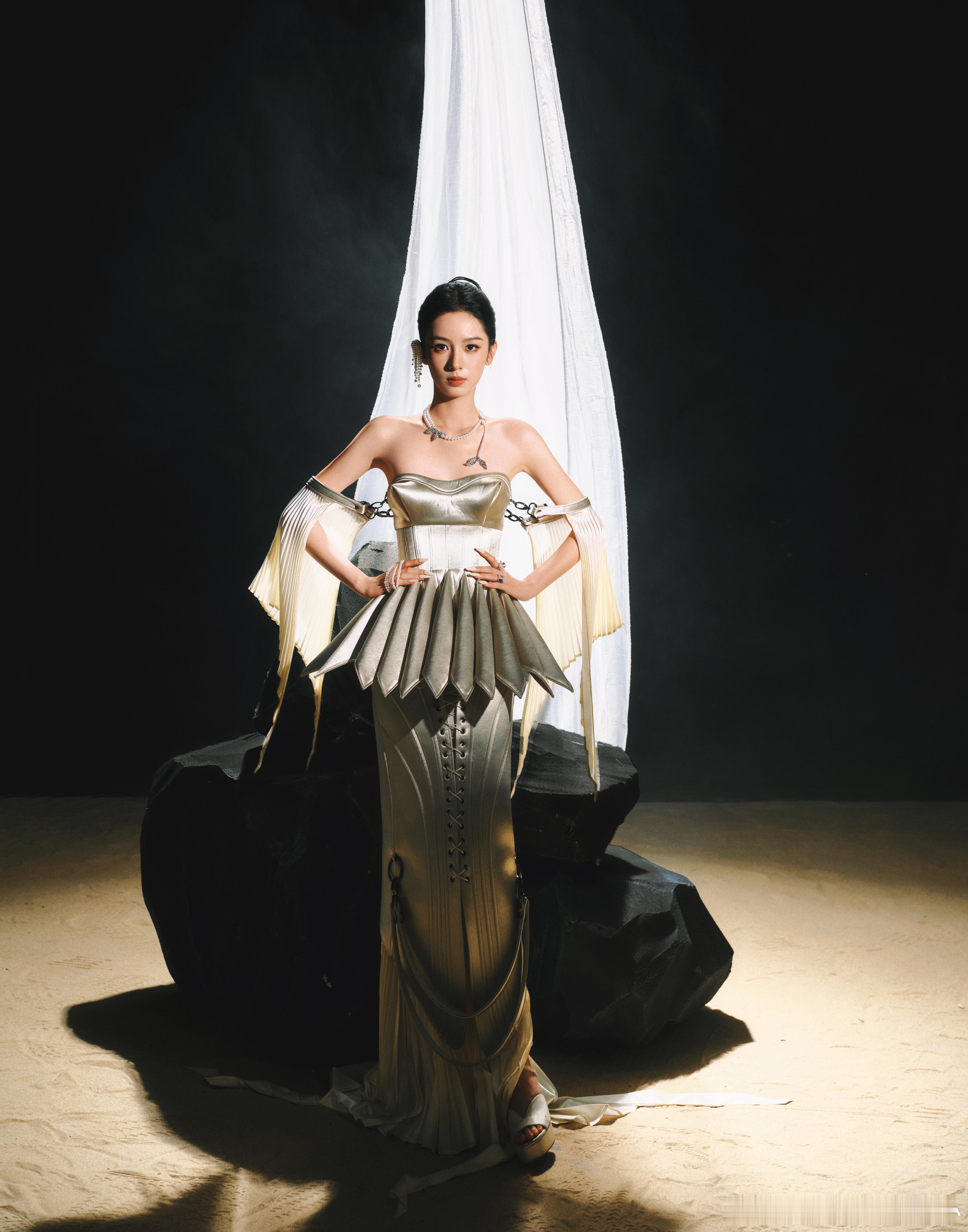 周也星光大赏复刻禾晏 谁的 DNA 动了！周也在星光大赏的状态好到炸裂，一出场就