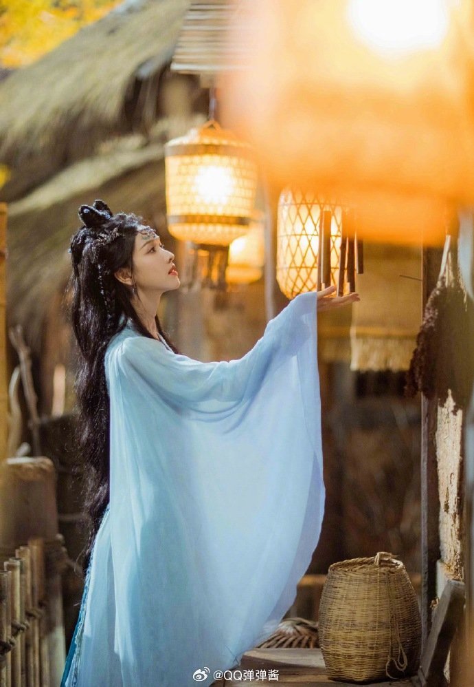 陈都灵活在角色里而非镜头里陈都灵背景板有效出演陈都灵真是“背景板战神”！哪怕没台