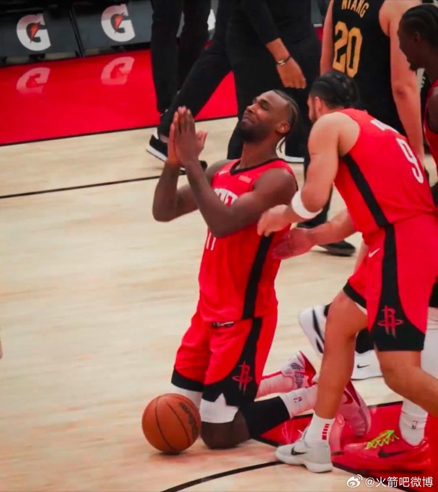 突发：伊森右脚踝扭伤。。退出今日比赛火箭vs开拓者休斯敦火箭