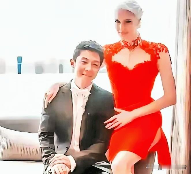 八年前，亿万豪门千金李白执意要嫁给撒贝宁，而与父亲决裂，八年后，李白终于明白，自