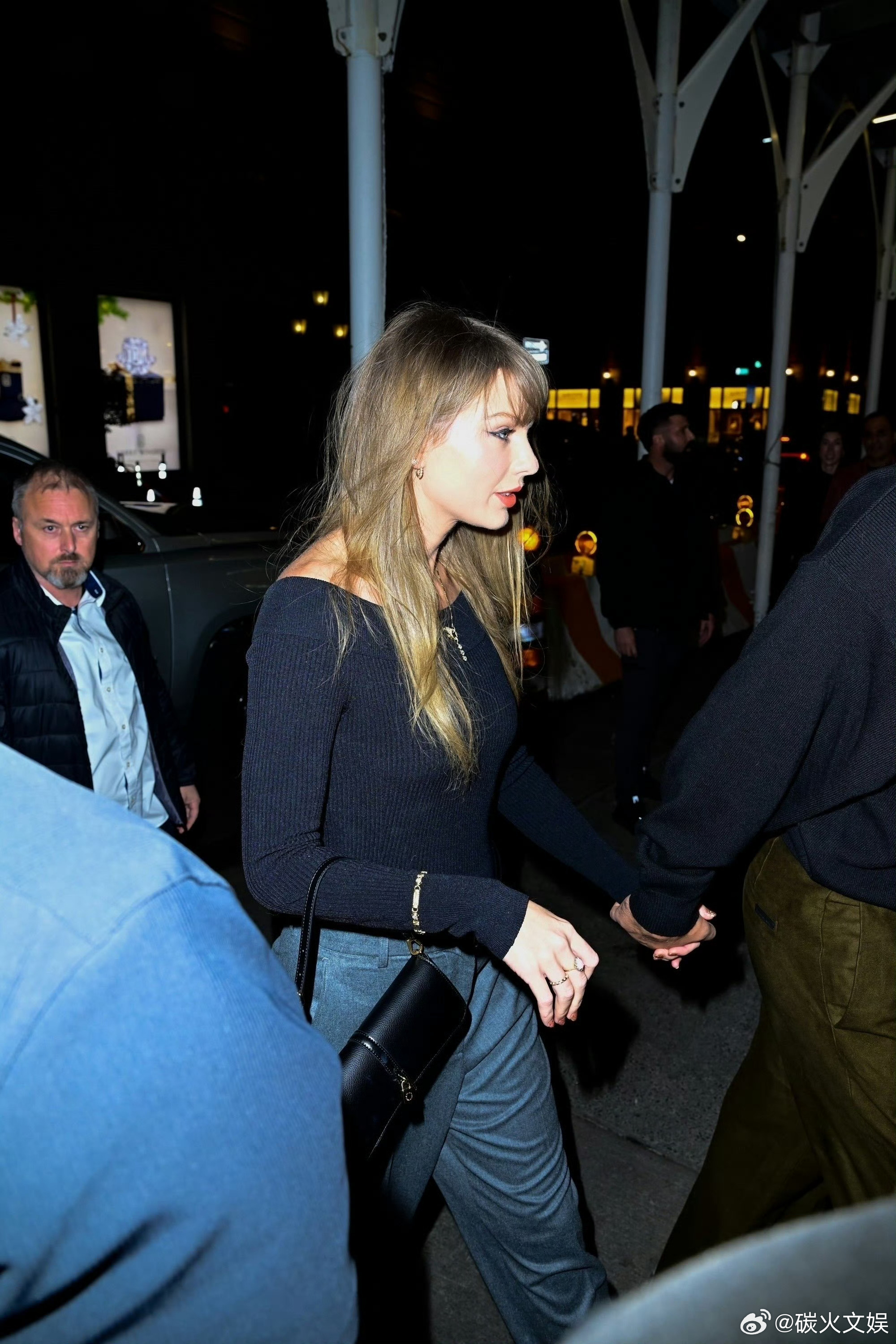 霉霉与未婚夫纽约牵手街拍霉霉和未婚夫纽约牵手新街拍霉霉和未婚夫纽约牵手新街拍，幸