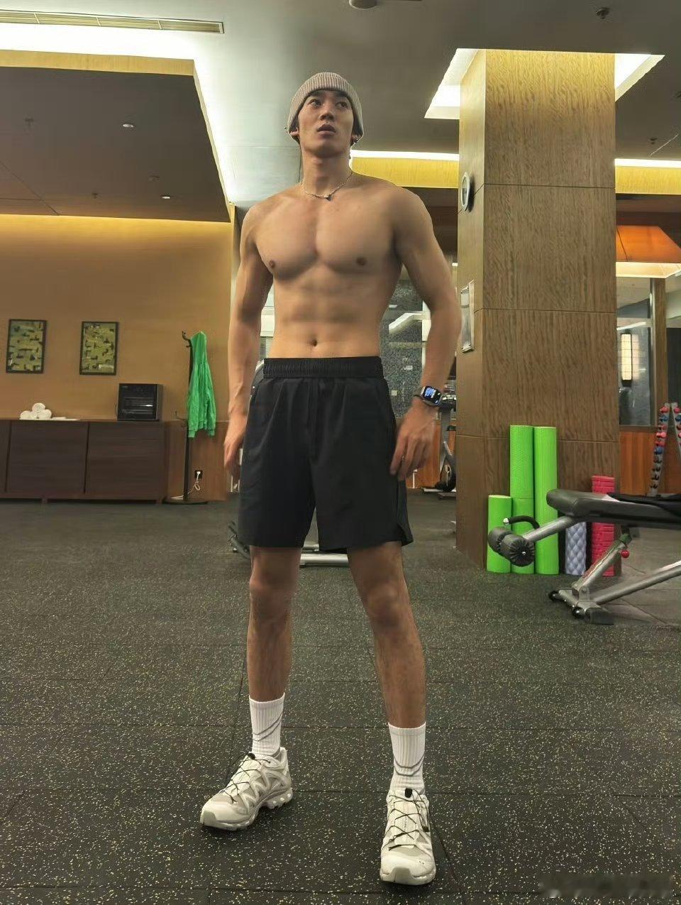 于适的身材属于什么水平  于适身材引关注，网友赞其完美无瑕。小头宽肩、大胸厚背，