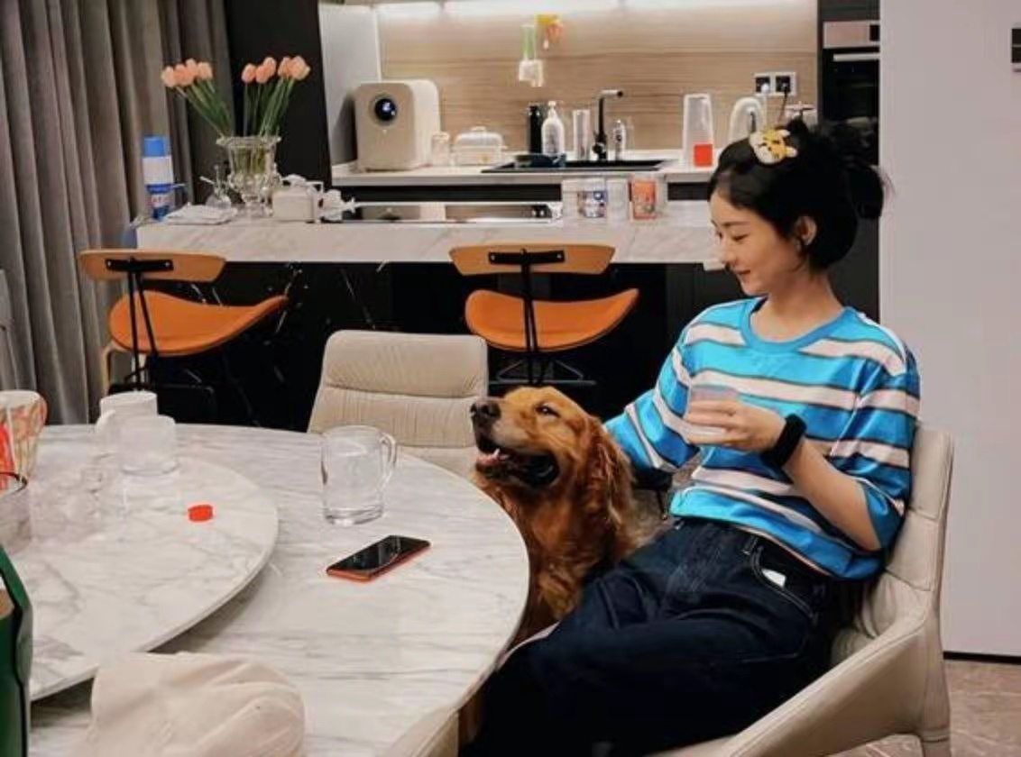 赵丽颖在上海某高档餐厅被偶遇。瘦是真的瘦，但素颜却没有那么美 