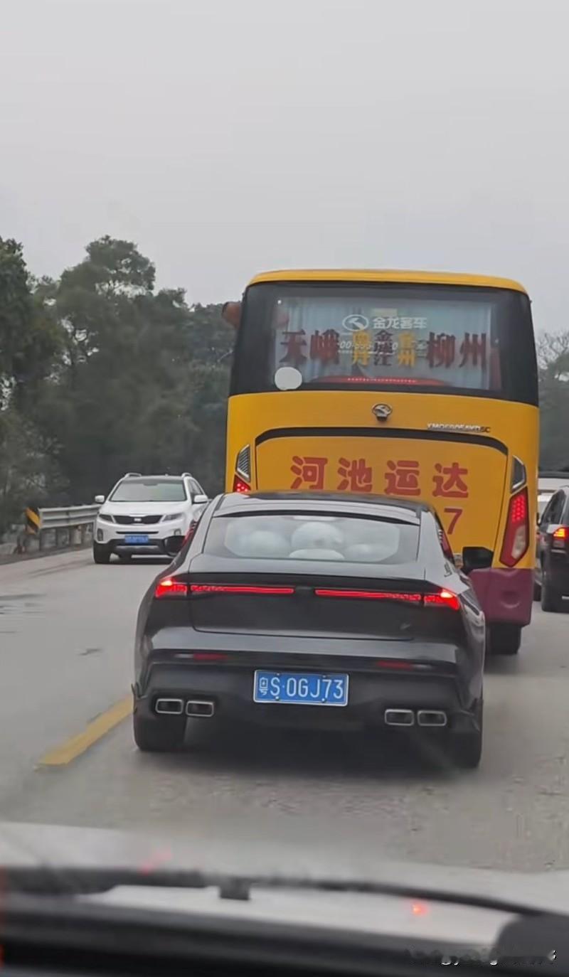 当小孩就是好啊，不用被尿急的痛苦所困扰。有车主拍到，在前方的大巴车上，一名小孩因