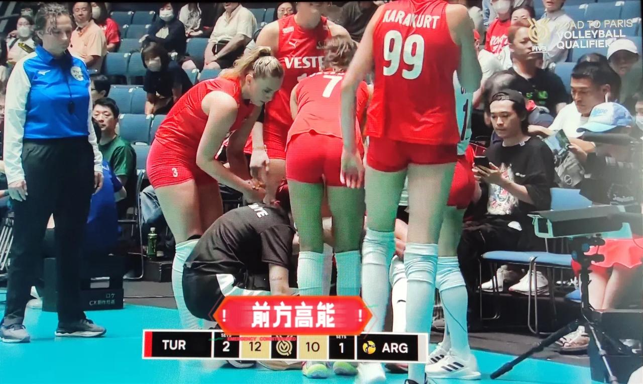 瓦尔加斯撞头！
女排奥资赛，土耳其对阵阿根廷的比赛，第四局，瓦尔加斯在救卡拉库尔