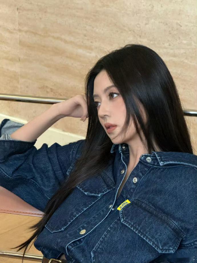 何瑞贤果然浓颜美人 何瑞贤浓颜长相很有特色，眉眼间带着独特张力，可冷艳可灵动，每