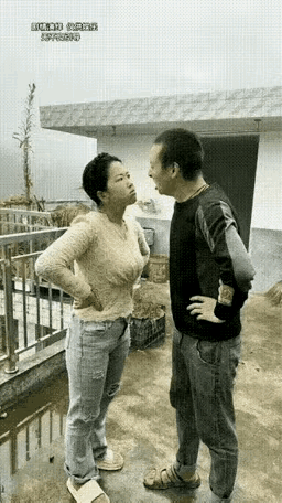 两口子天天吵架，也不知道吵个啥。

男的不服女的，女的不服男的，没完没了。

今