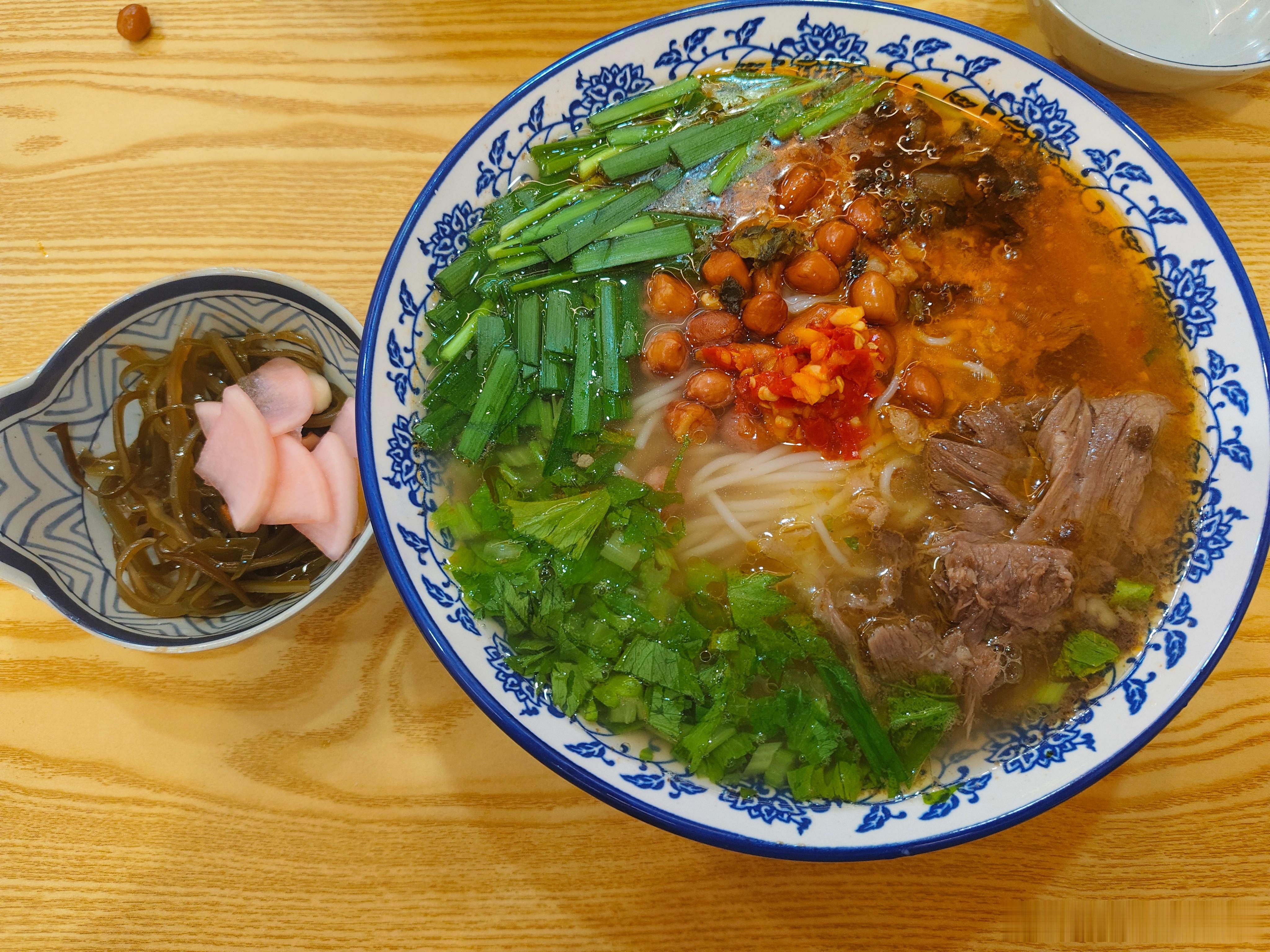 今晚吃的东东笑傲先生这个牛肉真心还是不错的拉面但是米粉和面食我个人更倾向于面今晚