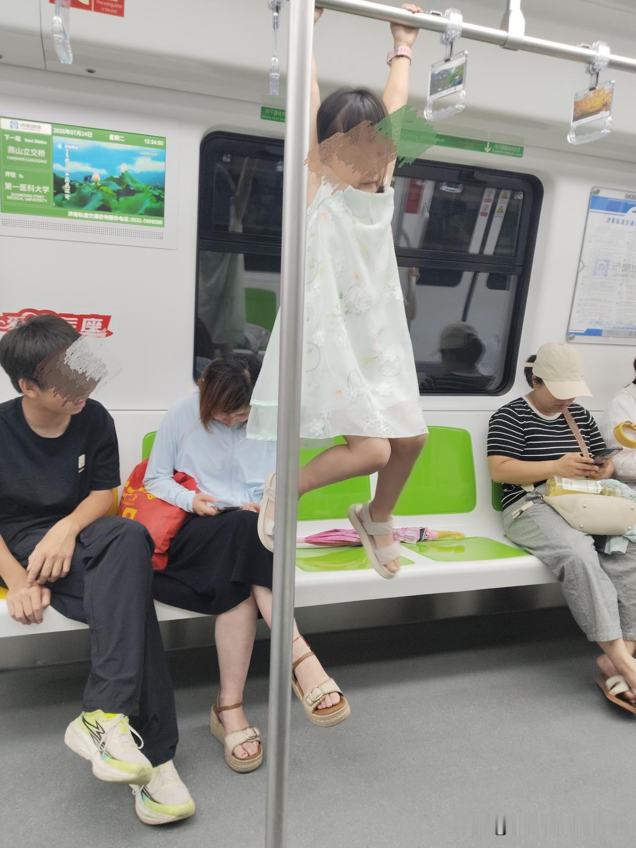 济南地铁四号线所见！这个在地铁上荡秋千的小女孩就这样一直在地铁行进途中荡秋千，她