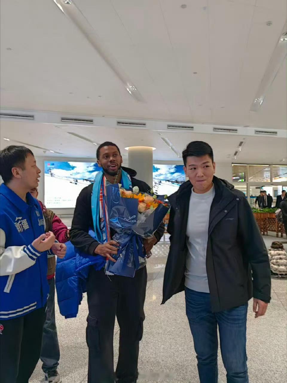 新疆男篮第四名外援华莱士昨晚抵达，另外三位是劳森、纳托尔和路易斯金。